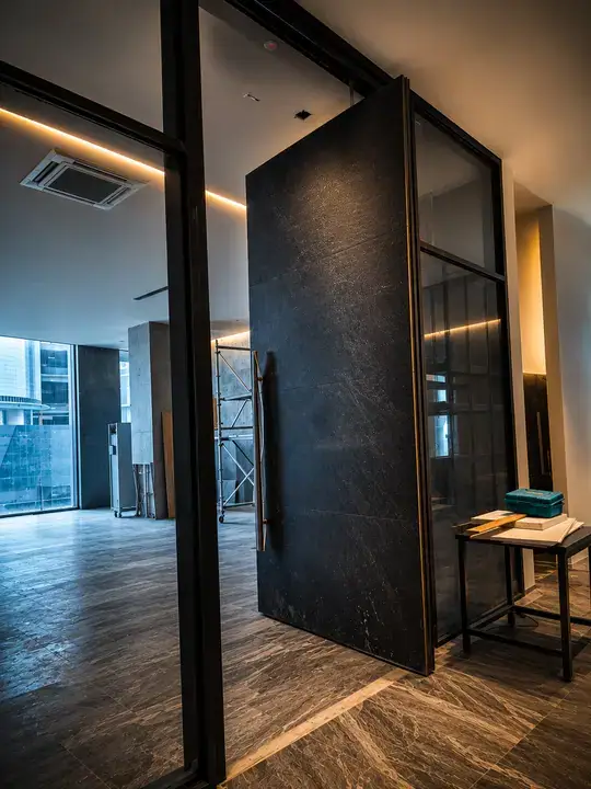 Marriot - Pivot Doors