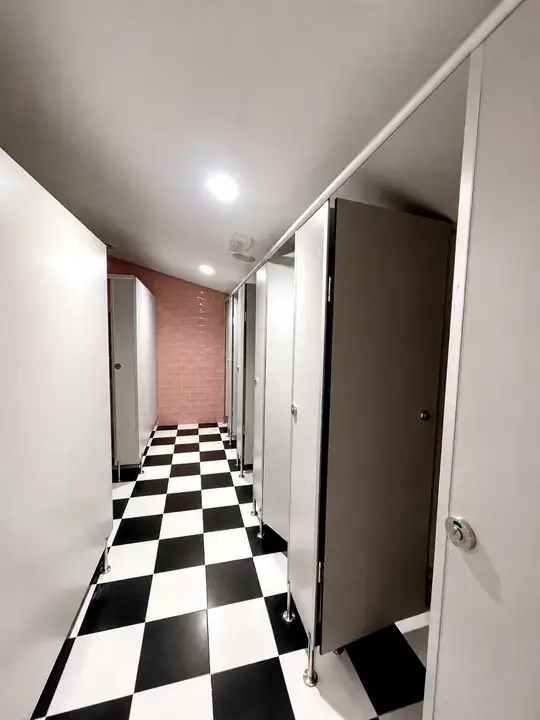 Prishtina Mall - Bathroom Partitions